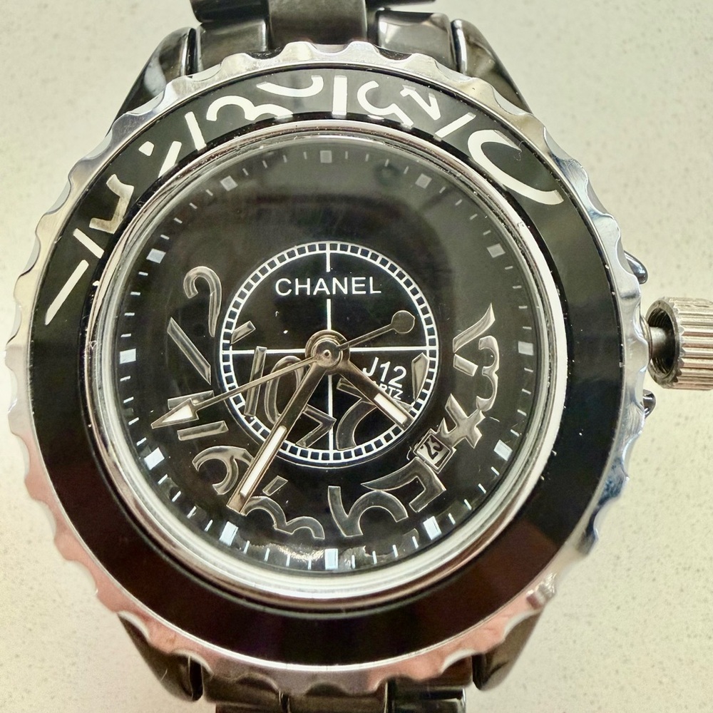 Fashion Watch Black and Silver Timepiece